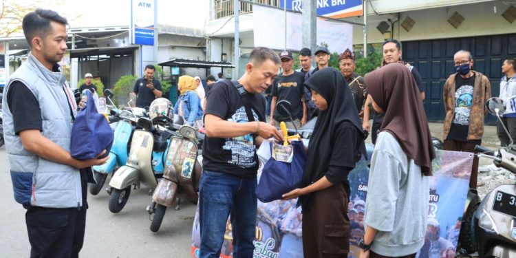 Melalui Kapolres Sukabumi, Komunitas Vespa Bagikan Takjil dan Santunan Anak Yatim