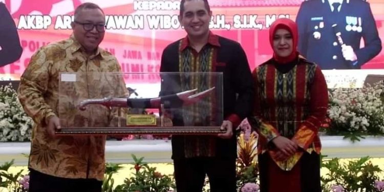 Bupati Marwan Berikan Cenderamata di Pisah Sambut Kapolres Sukabumi Kota