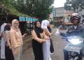 Siswi SMK Kesehatan Al-Junaediyah Cisaat Berbagi Takjil