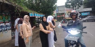 Siswi SMK Kesehatan Al-Junaediyah Cisaat Berbagi Takjil
