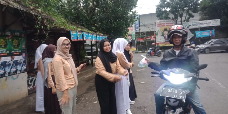 Siswi SMK Kesehatan Al-Junaediyah Cisaat Berbagi Takjil