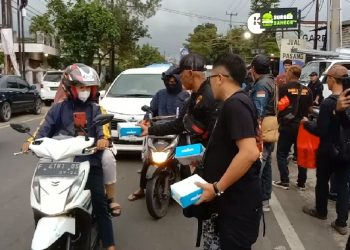 IKASMI Sukabumi Berbagi Makanan Takjil dan Donasi Yatim di Cibolang