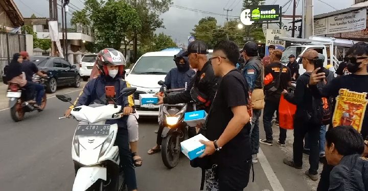 IKASMI Sukabumi Berbagi Makanan Takjil dan Donasi Yatim di Cibolang