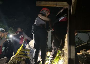Personil Satuan Samapta Polres Sukabumi Evakuasi Pohon Tumbang