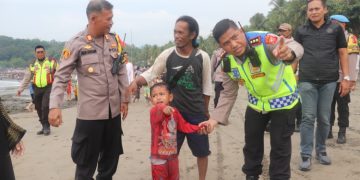 Kapolres Sukabumi Tenangkan Anak yang Terpisah dari Orang Tuanya di Pantai Karanghawu