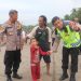 Kapolres Sukabumi Tenangkan Anak yang Terpisah dari Orang Tuanya di Pantai Karanghawu