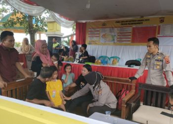 Polisi Bantu Pencarian Anak Hilang di Kawasan Wisata Pantai