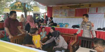 Polisi Bantu Pencarian Anak Hilang di Kawasan Wisata Pantai