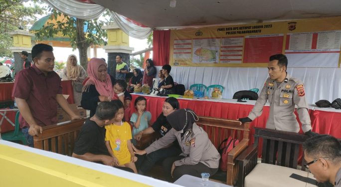 Polisi Bantu Pencarian Anak Hilang di Kawasan Wisata Pantai