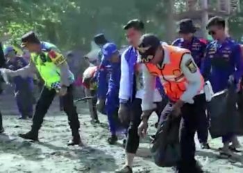 Jiwa Sosial, Kapolres Sukabumi Pimpin Bersih-bersih Pantai