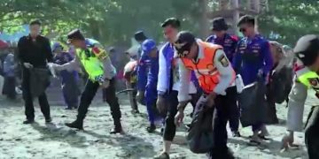 Jiwa Sosial, Kapolres Sukabumi Pimpin Bersih-bersih Pantai