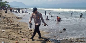 Lagi, Aksi Sosial Polisi dan Tim Sarda Bersihkan Sampah Bekas Wisatawan
