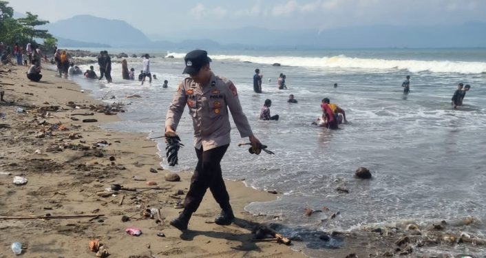 Lagi, Aksi Sosial Polisi dan Tim Sarda Bersihkan Sampah Bekas Wisatawan
