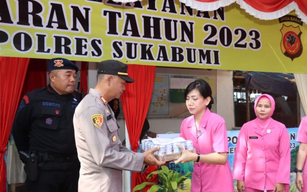 Kapolres Sukabumi Berikan Hadiah Petugas Pos Pam Pengamanan Lebaran