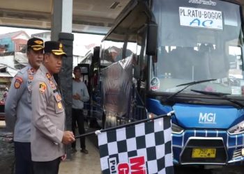 Kapolres Sukabumi Lepas Puluhan Pemudik Arus Balik dengan Armada Gratis
