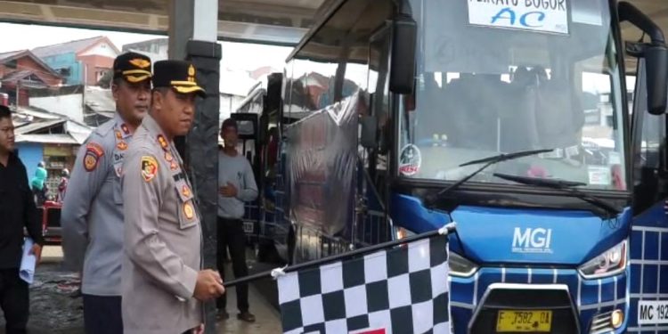 Kapolres Sukabumi Lepas Puluhan Pemudik Arus Balik dengan Armada Gratis