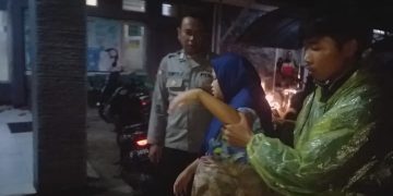 Aksi Sosial Polisi Bantu Evakuasi Bumil ke Puskesmas Cireughas