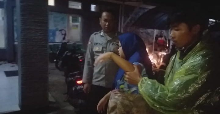 Aksi Sosial Polisi Bantu Evakuasi Bumil ke Puskesmas Cireughas