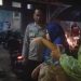Aksi Sosial Polisi Bantu Evakuasi Bumil ke Puskesmas Cireughas