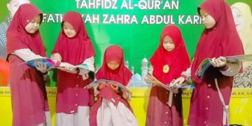 Santri Tahfidz Al-Qur’an Fathiyyah Zahra Abdul Karim Cisaat, Aktif Membaca di Perpustakaan