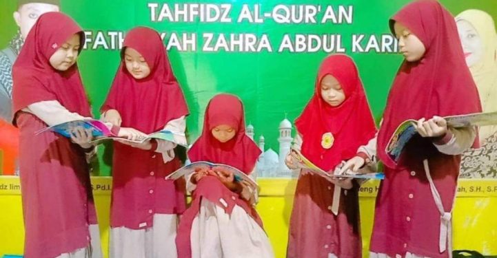 Santri Tahfidz Al-Qur’an Fathiyyah Zahra Abdul Karim Cisaat, Aktif Membaca di Perpustakaan