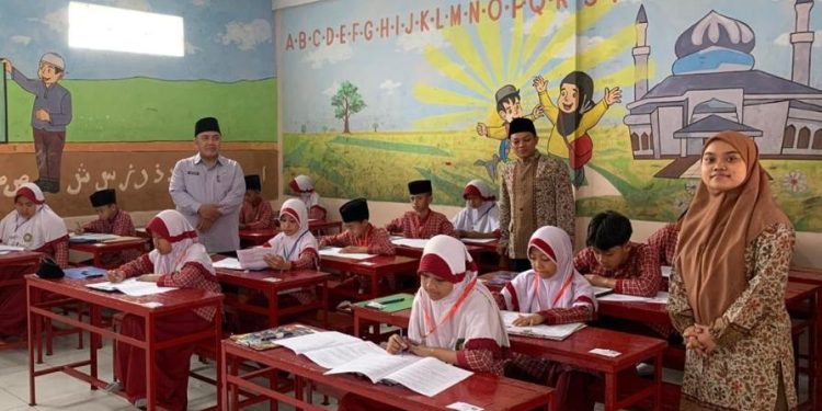 Pengawas Kemenag Kab Sukabumi Monitoring Asesmen Madrasah MI Baitussalam