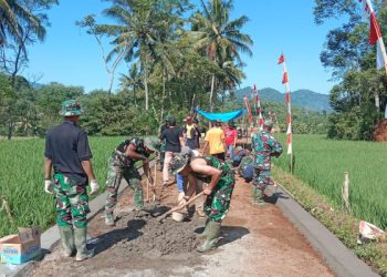Bakti TMMD Kodim 0607 Kota Sukabumi di Desa Jambenenggang Kebonpedes Bangun Pengerasan Jalan