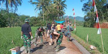 Bakti TMMD Kodim 0607 Kota Sukabumi di Desa Jambenenggang Kebonpedes Bangun Pengerasan Jalan