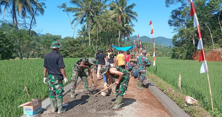 Bakti TMMD Kodim 0607 Kota Sukabumi di Desa Jambenenggang Kebonpedes Bangun Pengerasan Jalan