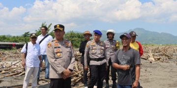 Kapolres Sukabumi Cari Solusi Penanganan Sampah di Pantai Talanca Simpenan