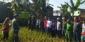 Antisipasi Banjir, Forkopimkel dan Warga Benteng Bergotong-royong Bersihkan Lingkungan