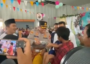 Khitanan Massal Hari Nelayan Palabuhanratu ke 63, Kapolres Berikan Sejumlah Mainan