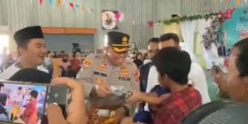 Khitanan Massal Hari Nelayan Palabuhanratu ke 63, Kapolres Berikan Sejumlah Mainan