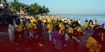Sinergitas Forkopimda dan Warga dalam Aksi Bersihkan Sampah di Pantai Palabuhanratu