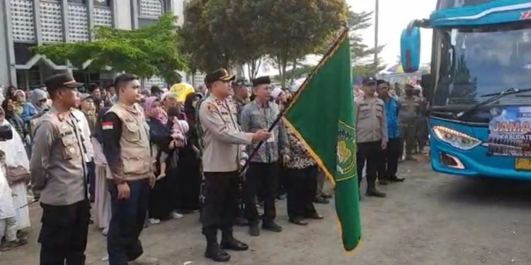 Didampingi Kemenag, Kapolres Lepas Jemaah Haji Kabupaten Sukabumi