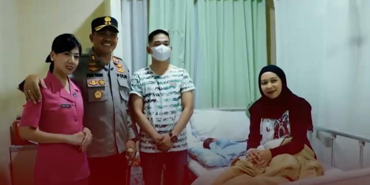 Kapolres Bersama Ibu Bhyangkari Sukabumi Jenguk Anggota Polwan Pasca Persalinan