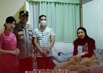 Kapolres Bersama Ibu Bhyangkari Sukabumi Jenguk Anggota Polwan Pasca Persalinan