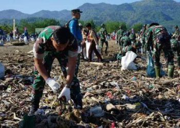 Hari Lingkungan Hidup Sedunia, Ribuan Masyarakat Kerja Bareng Aksi Bersih Pantai Talanca Loji