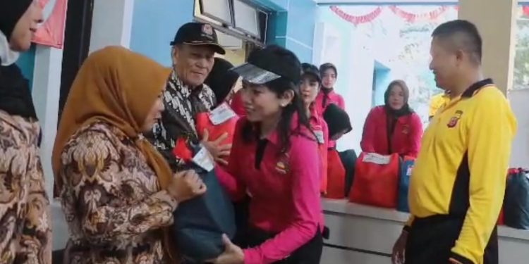 Pemberian Sembako kepada Purnawirawan Polri, Warakawuri, dan Masyarakat Nelayan Dalam Rangka Hari Bhayangkara ke 77
