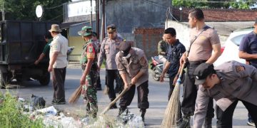 Aksi Sosial, Forkopimcam dan Warga Membersihkan Lingkungan di Kelurahan Limusnunggal