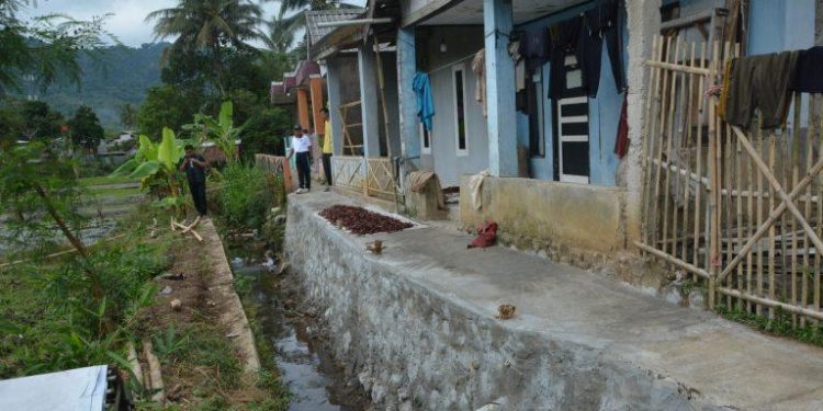 Masyarakat RW 08 Kelurahan Cikundul Gunakan P2RW untuk Mengantisipasi Potensi Bencana Longsor