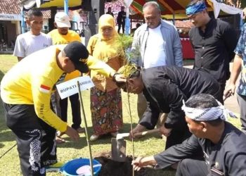 Bupati Marwan Lakukan Penanaman Pohon Warnai HUT Ke 3 Nelayan Tegalbuleud