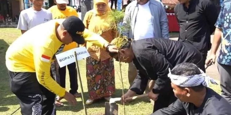 Bupati Marwan Lakukan Penanaman Pohon Warnai HUT Ke 3 Nelayan Tegalbuleud