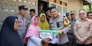 Wabup Dampingi Kapolres Kerja Lapangan di Palangpang Ciemas Berikan Bantuan