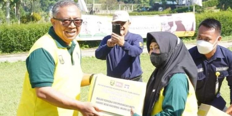 Di Hari Lanjut Usia ke 27, Bupati Berikan Sejumlah Kado