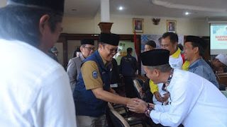 Kang Fahmi Berikan Bantuan Stimulan untuk 67 DKM Masjid Jami di Kota Sukabumi
