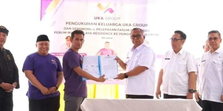 Dampingi PT CAM, Bupati Serahkan Fasum dan Fasos untuk Warga Perum Mangkalaya