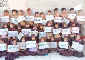 Siswa PaudQu Baitussalam Membuat Kreativitas Kolase Nama dari Kertas Origami