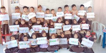 Siswa PaudQu Baitussalam Membuat Kreativitas Kolase Nama dari Kertas Origami
