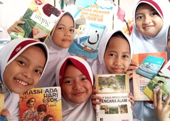 Menumbuhkan Literasi, Siswa MI Baitussalam Kecamatan Cisaat Optimalkan Perpustakaan